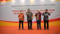 Wakil Ketua DPR Bidang Korinbang Rachmat Gobel didampingi Anggota Komisi VI DPR Fraksi PDIP Ananta Wahana dan Sekjen DPR Indra Iskandar membuka Kegiatan Forum Komunikasi dan sosialisasi Kinerja DPR di BSD, Tangerang, Banten, Jumat (18/6). 