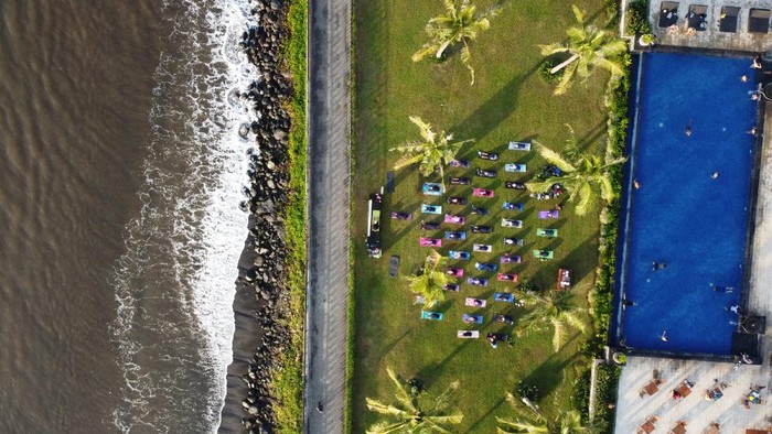 PERINGATAN HARI YOGA INTERNASIONAL Warga melakukan gerakan yoga di Pantai Ketapang Indah, Banyuwangi, Jawa Timur, Sabtu (19/6/2021). Perkumpulan Praktisi Yoga Nasional Indonesia-Banyuwangi memperingati hari Yoga Internasional yang jatuh pada 21 Juni mendatang dengan tema