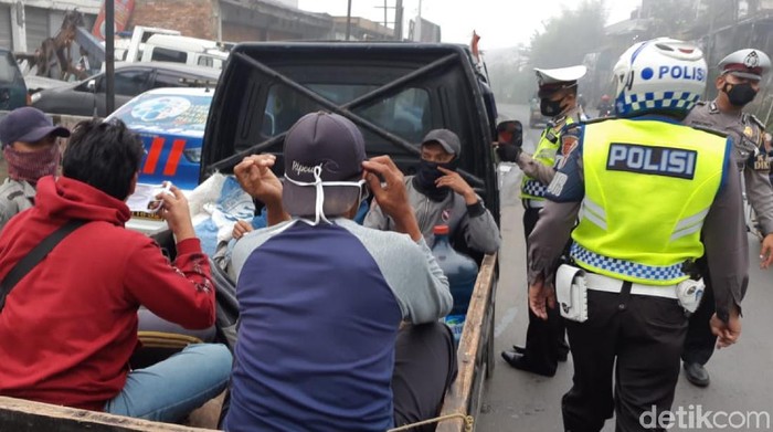 Polisi Halau Pikap Wisatawan di Sukabumi