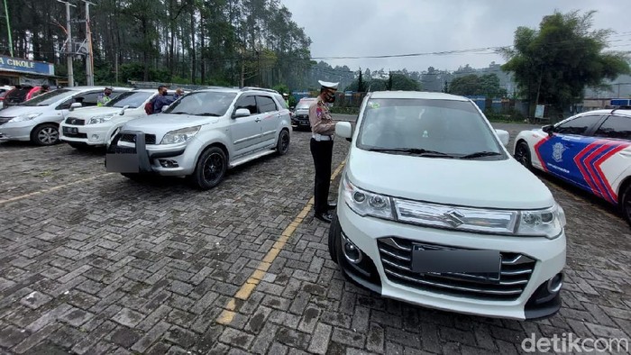 Polisi Putar Balik Kendaraan Wisatawan di Lembang Bandung