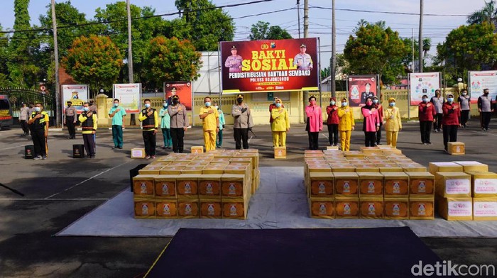 Nakes merupakan garda terdepan dalam penanganan pasien COVID-19 di Bojonegoro. Ratusan paket sembako dibagikan kepada mereka, sebagai bentuk peduli polisi kepada sesama.