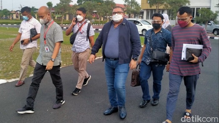 Razman dkk saat mendatangi Polda Riau. (Raja Adil Siregar/detikcom)