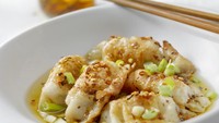 Dumpling dengan isian ayam udang ini diberi saus cabe yang pedas menyengat. Dumplingnya lembut dan isiannya padat. Kamu bisa melihat cara membuatnya di resep ini. Foto: Getty Images