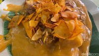 Sate Padang makin enak dengan taburan keripik singkong. Pedasnya makin terasa!