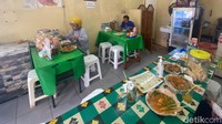 Ruangan bersantapnya memang mungil, namun kerap ramai pengunjung setia. Mereka menyukai paduan sate Padang dengan ketupat yang empuk.