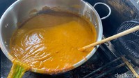 Sate Padang di sini merupakan gaya Pariaman yang kuahnya berwarna kemerahan. Hal ini karena penggunaan banyak cabai.