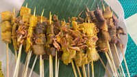 Pilihan sate di sini ada daging sapi, lidah, jantung, dan usus. Semua sate sudah matang sehingga tinggal dipanaskan sebentar saat ingin disajikan.