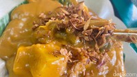 Seporsi sate Padang dijual mulai dari Rp 18 ribu isi 4 tusuk. Untuk porsi lengkap Rp 44 ribu isi 10 tusuk.