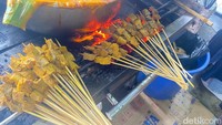 Agus mengakui sate di sini yang paling laris adalah lidah. Potongannya besar dengan tekstur empuk dan juicy.