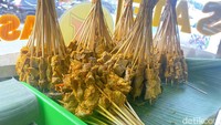 Sehari sate Padang Takana Juo bisa menjual ribuan tusuk sate. Semuanya tersaji fresh.
