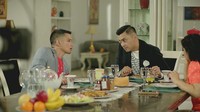 Beraksi di layar kaca, Rezky adu akting bareng aktor senior Anjasmara. Salah satu adegannya adalah menikmati sarapan bersama.