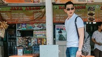Tak melulu di restoran mewah, Rezky juga tak segan nih jajan di pujasera. Ia sedang menyambangi kawasan Pertok di Pondok Indah.