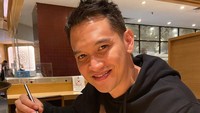 “Wow begini rasa nya lg makan di minta “foto dulu dong yank”,” tulis Rezky di keterangan foto. Ia tengah kencan dengan sang istri sambil menikmati makanan sehat.