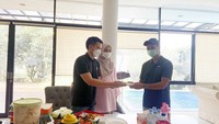 Aktor 36 tahun ini sedang mengadakan acara syukuran untuk pembuatan rumah barunya. Terlihat Rezky dan Citra memotong tumpeng.