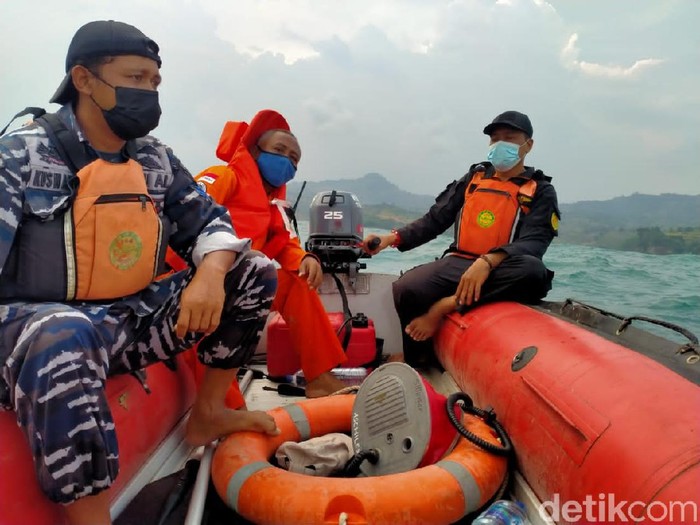 Tim Basarnas diterjunkan melakukan pencarian nelayan hilang
