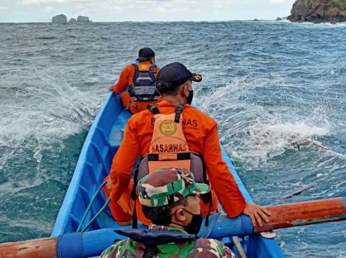 Dua nelayan hilang saat mencari lobster di Teluk Prigi Trenggalek. Tim SAR gabungan diterjunkan untuk melakukan pencarian.