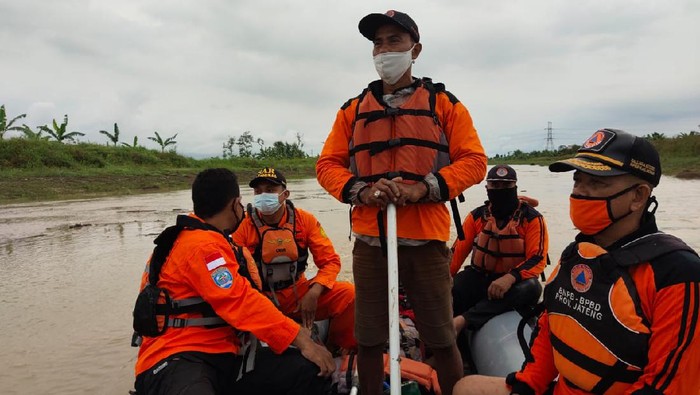 Tim SAR melakukan pencarian ABG yang hanyut di sungai di Demak, Sabtu (19/6/2021).