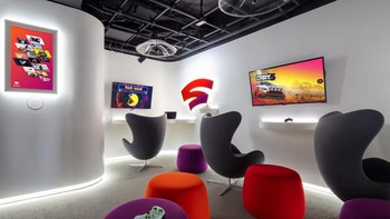 Bagian penting Google Store lainnya adalah Sandbox. Seperti Sandbox Stadia ini yang bisa digunakan pengunjung untuk menjajal layanan game streamng di TV, laptop, dan ponsel. Foto: Google dan Paul Warchol