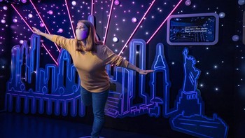 Terakhir ada Sandbox khusus ponsel Pixel. Di area ini pengunjung bisa mengambil foto low-light menggunakan mode Night Sight di ponsel Pixel. Foto: Google dan Paul Warchol