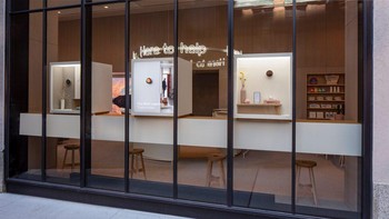 Di bagian depan toko terdapat Discovery Boxes yang memiliki tema-tema berbeda yang memamerkan perangkat Google dalam bentuk diorama. Di bagian belakang kotak tersebut terdapat meja Here to Help di mana pegawai Google akan membantu pengunjung dengan produknya. Foto: Google dan Paul Warchol