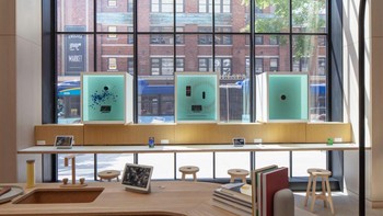 Setelah memasuki ruangan toko, di balik kotak-kotak ini pengunjung bisa menjajal perangkat di display yang sudah tersedia. Foto: Google dan Paul Warchol