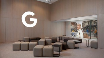 Di bagian tengah toko terdapat ruang Workshop dengan layar besar di tengahnya. Ini merupakan tempat Google mengadakan event seperti demo memasak menggunakan Nest, kursus fotografi menggunakan Pixel, dan konser YouTube. Foto: Google dan Paul Warchol