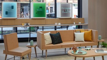 elanjutnya ada ruang keluarga yang bisa dipakai untuk menjajal produk Google seperti Chromecast, Stadia atau Nest Audio. Foto: Google dan Paul Warchol