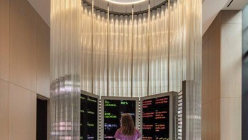 Ruangan yang terlihat seperti mesin waktu ini adalah Google Imagination Space. Struktur yang terbuat dari kaca ini memiliki layar interaktif khusus yang bisa digunakan pengunjung untuk mencoba produk dan teknologi Google. Foto: Google dan Paul Warchol