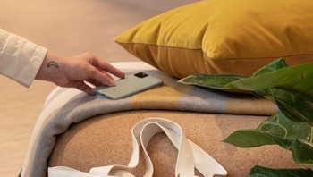 Di bagian belakang toko terdapat dinding yang berisi merchandise ala Google, seperti tote bag ini. Foto: Google dan Paul Warchol