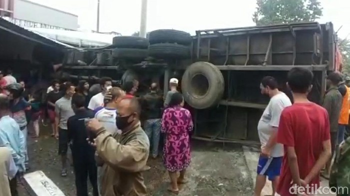 Truk yang mengalami kecelakaan di Brebes, Sabtu (19/6/2021).