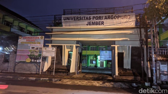 Rektor Universitas IKIP PGRI Argopuro (Unipar) Jember berinisial RS mengundurkan diri. RS mundur setelah dianggap melakukan pelecehan seksual terhadap seorang dosen.