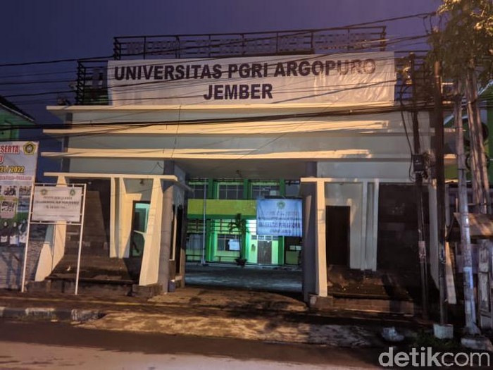 Rektor Universitas IKIP PGRI Argopuro (Unipar) Jember berinisial RS mengundurkan diri. RS mundur setelah dianggap melakukan pelecehan seksual terhadap seorang dosen.