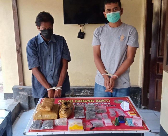 Ustaz dan rekannya ditangkap, diduga menjadi bandar ganja. (Faruk N/detikcom)