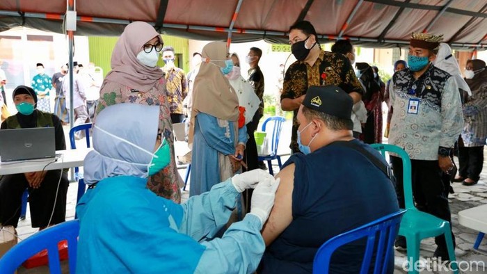 Vaksinasi COVID-19 di Banyuwangi terus digenjot. Sasarannya terus diperluas hingga menjangkau kalangan santri.