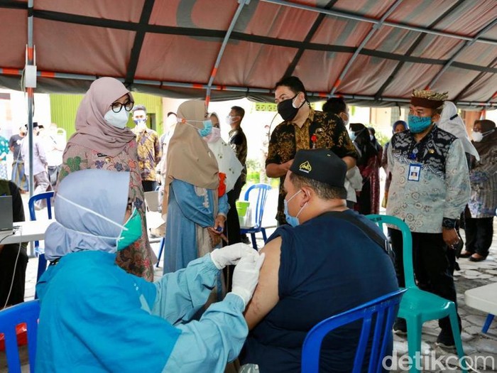Vaksinasi COVID-19 di Banyuwangi terus digenjot. Sasarannya terus diperluas hingga menjangkau kalangan santri.