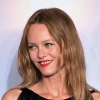 Vanessa Paradis. Celah gigi depan alias gap tooth menjadi ciri khas penyanyi dan model asal Prancis ini. Bukan hanya ikonik, senyum uniknya sudah jadi bagian dari pesona French beauty yang chic dan tak dibuat-buat. Foto: Getty Images/Francois Durand