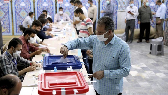 A voter casts his ballot for the presidential election at a polling station in Tehran, Iran, Friday, June 18, 2021. Iranians voted Friday in a presidential election that a hard-line protege of Supreme Leader Ayatollah Ali Khamenei seemed likely to win, leading to low turnout fueled by apathy and calls for a boycott. (AP Photo/Ebrahim Noroozi)