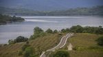 Indahnya Lansekap Pegunungan dan Waduk di Bukit Batu