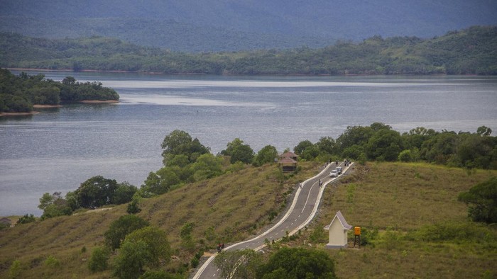 Pemandangan kawasan Wisata Bukit Batu di Desa Sungai Luar Tiwingan Baru, Kabupaten Banjar, Kalimantan Selatan, Sabtu (19/6/2021). Wisata Bukit Batu yang terletak di kawasan Waduk Riam Kanan itu menjadi salah satu destinasi wisata alam yang menawarkan pemandangan Pegunungan Meratus dan Waduk Riam Kanan yang ramai di kunjungi wisatawan lokal. ANTARA FOTO/Bayu Pratama S/rwa.