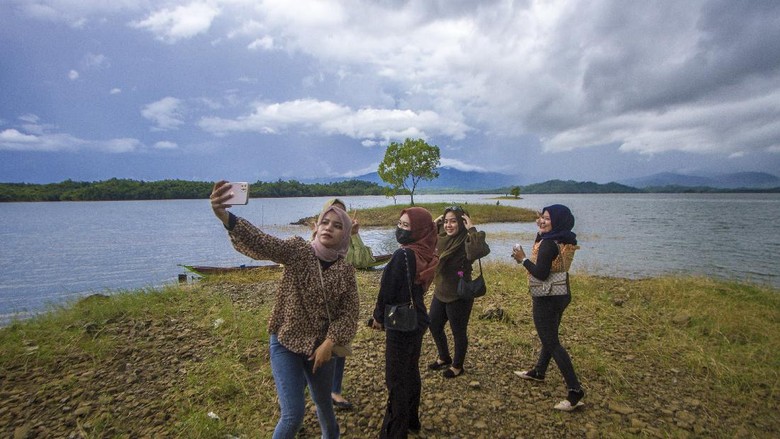 WISATA BUKIT BATU KALIMANTAN SELATAN Pemandangan kawasan Wisata Bukit Batu di Desa Sungai Luar Tiwingan Baru, Kabupaten Banjar, Kalimantan Selatan, Sabtu (19/6/2021). Wisata Bukit Batu yang terletak di kawasan Waduk Riam Kanan itu menjadi salah satu destinasi wisata alam yang menawarkan pemandangan Pegunungan Meratus dan Waduk Riam Kanan yang ramai di kunjungi wisatawan lokal. ANTARA FOTO/Bayu Pratama S/rwa.