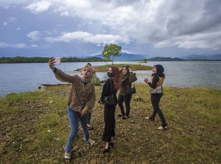 Indahnya Lansekap Pegunungan dan Waduk di Bukit Batu
