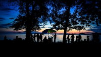 Sebagian warga di Labuan Bajo menjadikan pantai tersebut sebagai wisata alternatif pada akhir pekan.