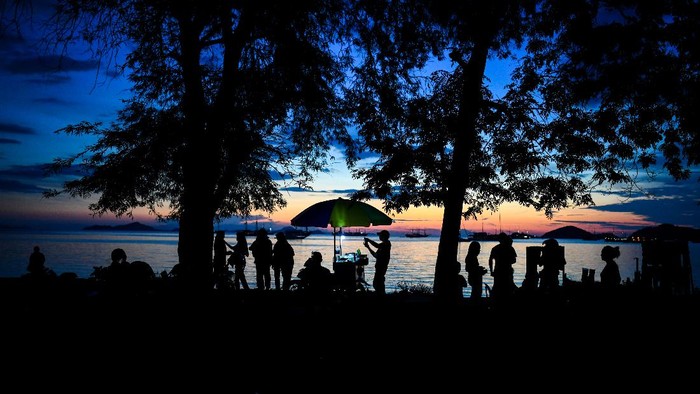 WISATA PANTAI PEDE LABUAN BAJO Pedagang menunggu pembeli di Pantai Pede, Labuan Bajo, Manggarai Barat, Nusa Tenggara Timur, Sabtu (19/6/2021). Sebagian warga di Labuan Bajo menjadikan pantai tersebut sebagai wisata alternatif pada akhir pekan. ANTARA FOTO/Rivan Awal Lingga/rwa.