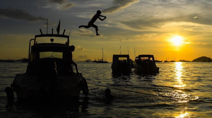 WISATA PANTAI PEDE LABUAN BAJO Pedagang menunggu pembeli di Pantai Pede, Labuan Bajo, Manggarai Barat, Nusa Tenggara Timur, Sabtu (19/6/2021). Sebagian warga di Labuan Bajo menjadikan pantai tersebut sebagai wisata alternatif pada akhir pekan. ANTARA FOTO/Rivan Awal Lingga/rwa.
