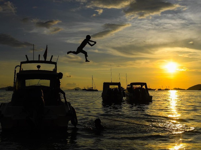 Pedagang menunggu pembeli di Pantai Pede, Labuan Bajo, Manggarai Barat, Nusa Tenggara Timur, Sabtu (19/6/2021). Sebagian warga di Labuan Bajo menjadikan pantai tersebut sebagai wisata alternatif pada akhir pekan. ANTARA FOTO/Rivan Awal Lingga/rwa.