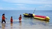 Pantai di sepanjang Tanjung Kasuari menjadi salah satu tujuan rekreasi keluarga saat hari libur.