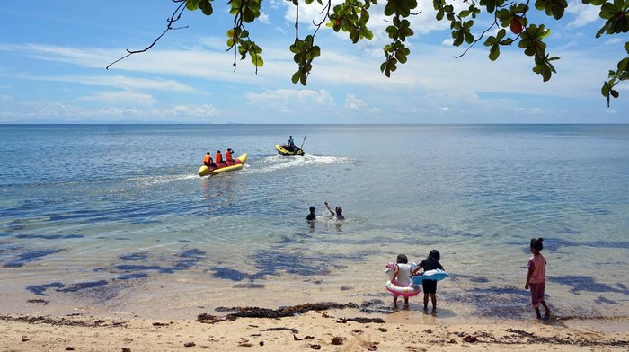 Sejumlah anak bermain di Pantai Tanjung Alinda, Sorong, Papua Barat, Sabtu (19/6/2021). Pantai di sepanjang Tanjung Kasuari menjadi salah satu tujuan rekreasi keluarga saat hari libur. ANTARA FOTO/Olha Mulalinda/rwa.