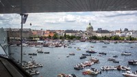 Tak hanya cantik, Kopenhagen yang merupakan Ibu Kota Negara Denmark ini juga terkenal sebagai kota yang tertib dan rapi. Selain itu, kota ini juga menjadi surga bagi para pejalan kaki, pasalnya kota tersebut menyediakan banyak trotoar serta jalur pejalan kaki. Selain itu, objek-objek wisata di sana pun dibuat berdekatan sehingga para pelancong dapat menjangkaunya dengan berjalan kaki. Romina Amato/Red Bull via Getty Images.