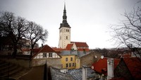 Estonia, negara kecil yang berada di Eropa utara ini juga memiliki kota yang disebut sebagai salah satu kota terindah di Benua Biru. Kota itu adalah Tallin. Bangunan-bangunan bergaya gothik masih terpelihara dengan baik di kawasan kota tua tersebut. Pertokoan, pasar, rumah, gereja, museum, kafe dan restoran berderet apik di kawasan Kota Tua Tallinn. Sama seperti Bruges, kawasan ini juga menjadi lokasi Christmas Market yang meriah. Jordan Mansfield/Getty Images.