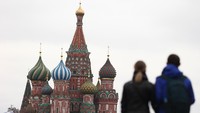 Moskow juga turut masuk dalam daftar kota tercantik di Eropa. Kota yang berada di kawasan Rusia ini terkenal memiliki beragam bangunan ikonik dan bersejarah, salah satunya adalah Katedral St. Basil yang memiliki kubah warna-warni. Andreas Rentz/Getty Images.
